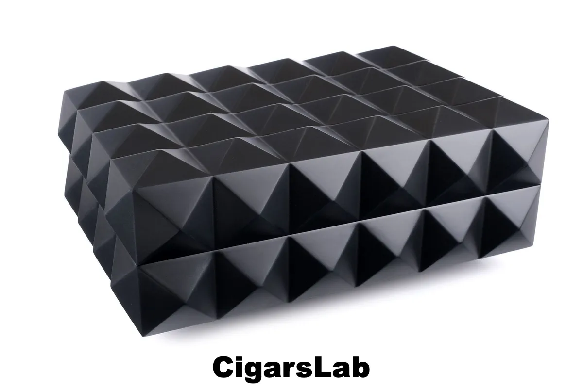 Хьюмидор Colibri Quasar на 40 сигар, Черный лак Royal